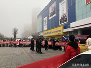 信阳居然之家上百名商户拉横幅:求降租!求生存!