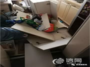 轰隆！墙上的橱柜突然全部掉落，商家同意更换但要保密？